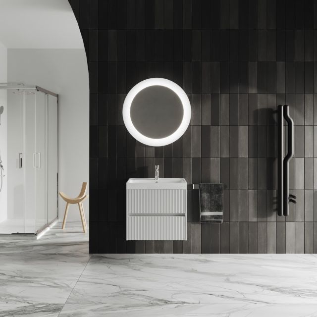 Závesná kúpeľňová skrinka z matného bieleho pruhovaného dreva