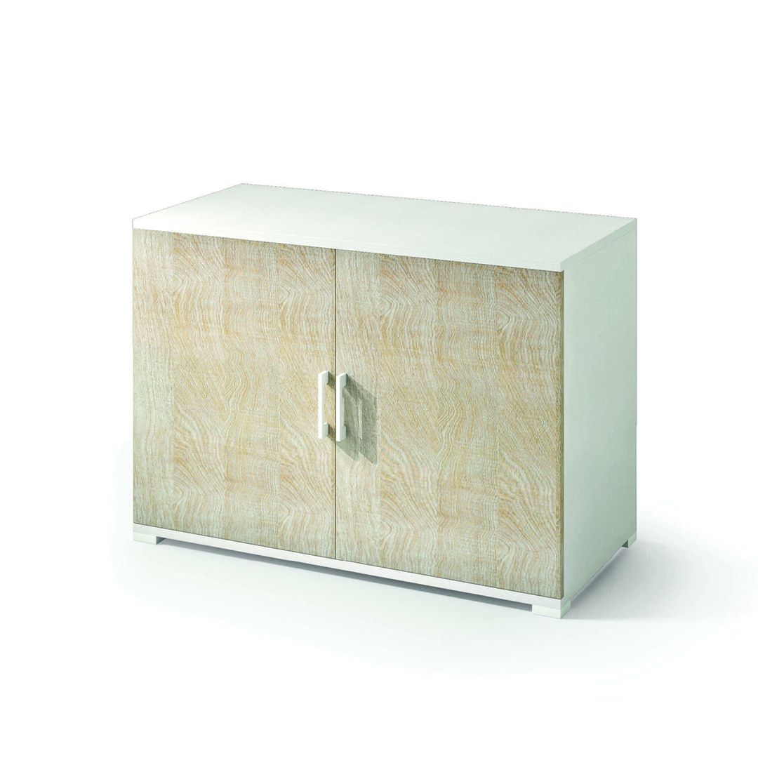 Biela úložná skriňa s dubovou prednou časťou