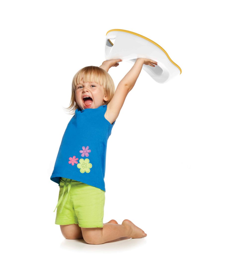 Deti držiace redukciu na toaletu